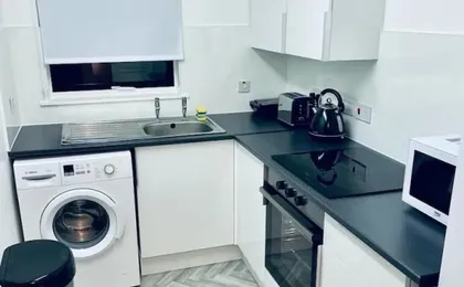 Modern 2 Bedroom Apartment With Free Parking