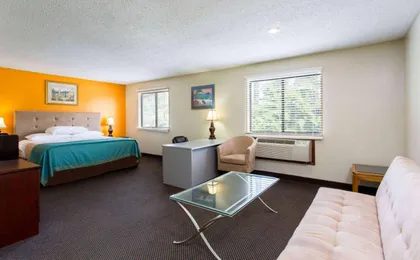 Super 8 by Wyndham Greensboro/Coliseum/Conv.