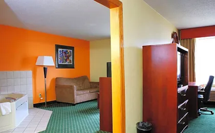 Days Inn & Suites by Wyndham Bloomington/Normal IL