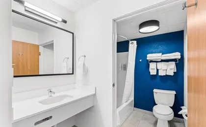 Spark by Hilton Cedar Falls (H)