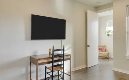 Minutes to Broadway Chic Newly Built 4bdr w/ Balcony 98 Degrees by Avantstay