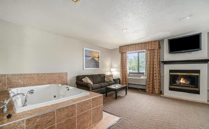 Days Inn & Suites by Wyndham Traverse City