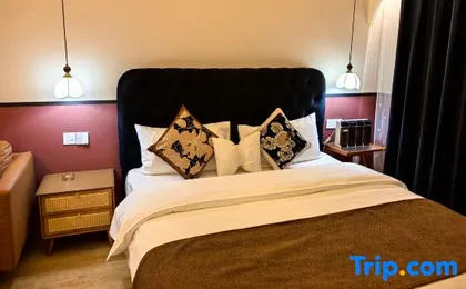 Shanghai Yunjian Selected Theme Apartment (Jiading North Subway Station)