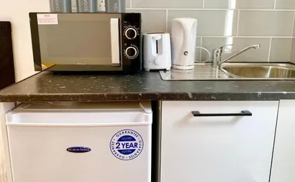 London Studio Apartments Private Bathroom Kitchenette Parking NP3