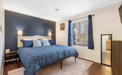 The Nautical Nook Charming Walk-in Condo for 4!