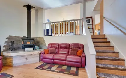 < 1 Mi to Pioneer Ave: Homer Base w/ Fire Pit!