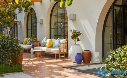 Ou Xia Mediterranean Hotel (Shanghai Xinzhuang Subway Station North Square Branch)