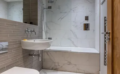 The Eyre Suite Six - Farringdon - by Frankie
