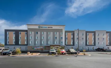 Everhome Suites Glendale Sports & Entertainment District