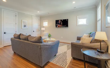 Modern Melrose-sleeps 8- Mins to Downtown Broadway