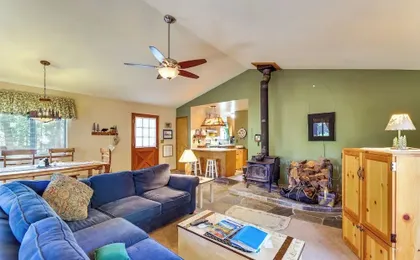 Quiet Truckee Retreat w/ Deck, 5 Mi to Donner Lake