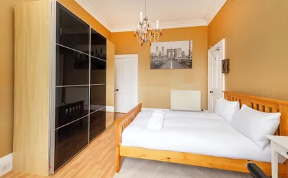 Stylish Southside Flat Near Old Town