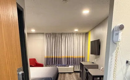 Super 8 by Wyndham Macomb