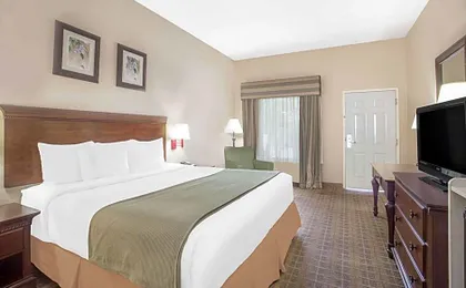 Baymont by Wyndham Crestview