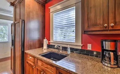 Hyde Park Luxury Studio w/ Prime Location!