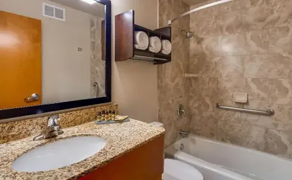 La Quinta Inn & Suites by Wyndham Chicago - Lake Shore
