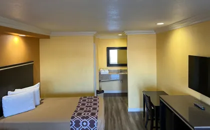 Industry Inn & Suites (Adults only)