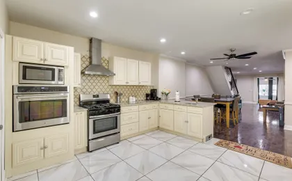 Pet Friendly! 3-story Home Near Lincoln Financial