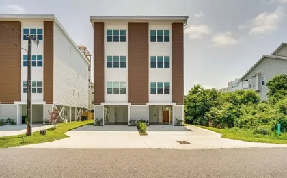 Carolina Beach Vacation Rental w/ Rooftop Terrace