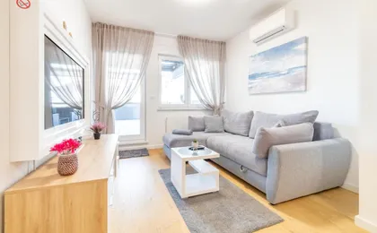 Lily Apartment - Flexible Selfcheckins 48- Luxury- Extra Big Terrace with Jacuzzi