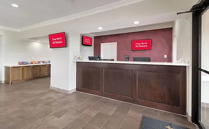 Red Roof PLUS+ Galveston - Beachfront