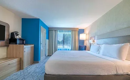 Holiday Inn Express & Suites Kansas City Airport By IHG