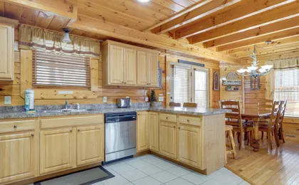 Family Haven w/ Hot Tub! 5 Mi to Dtwn Pigeon Forge