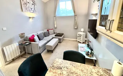 Cosy County House Apartment with Free Private Parking Sleeps Up To Four Guests
