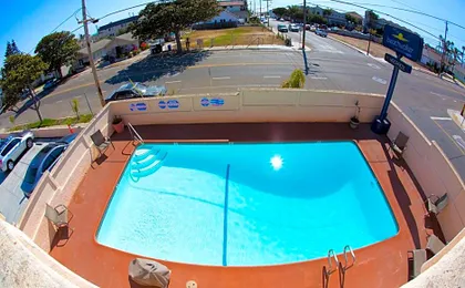 Beachwalker Inn & Suites