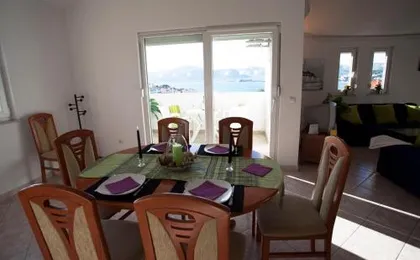 Penthouse Duplex Apartment Anna - 4 bed 3 bath - Seaview - Free Parking - Beach and Restaurants 250m - Ciovo and Trogir - 15 minutes to Airport
