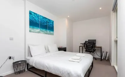 Modern 1 Bedroom Apartment With Balcony in Surrey Quays