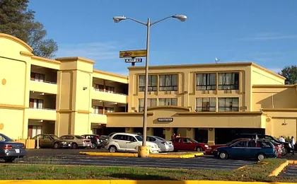 DIAMOND INN & SUITES