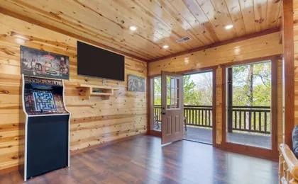 Dolly's Lodge by Avantstay Sleeps 28 - Luxe Smokies Cabin Game Room, Hot Tub, Views, Near Attractions