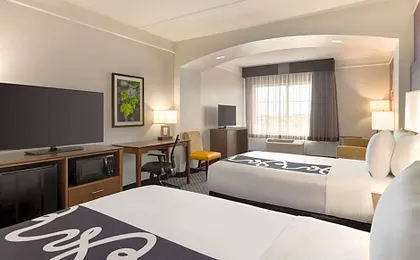 La Quinta Inn & Suites by Wyndham Arlington North 6 Flags Dr