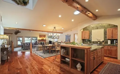 Hot Tub Home Near Golf and Sharc