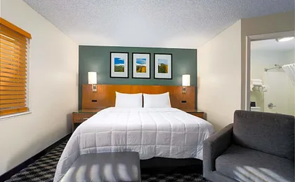 MCM Elegante Suites