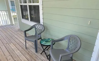 Condo w Pool near beaches, dining, shopping, etc