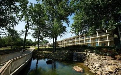 Fourwinds Lakeside Inn & Marina