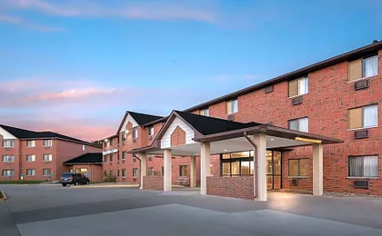 Days Inn & Suites by Wyndham Des Moines Airport