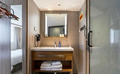 Hanting Hotel Shanghai Xujiahui Yishan Road Metro Station