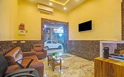 Super Townhouse Centre Point Inn Near Esplanade Metro Station