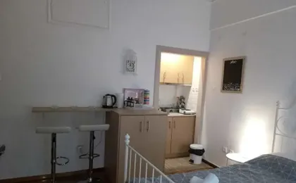 Modern ideally located studio apartment