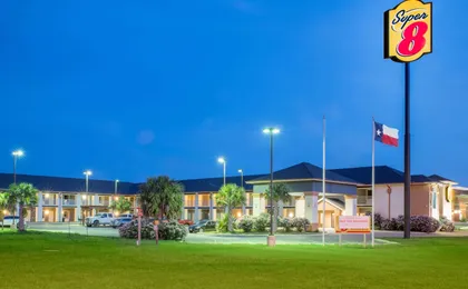 Super 8 by Wyndham Dilley TX