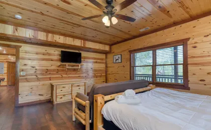 Dolly's Lodge by Avantstay Sleeps 28 - Luxe Smokies Cabin Game Room, Hot Tub, Views, Near Attractions