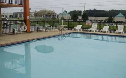 Econo Lodge Inn & Suites