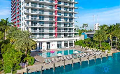 Modern Resort Apartment with Balcony Pool Gym