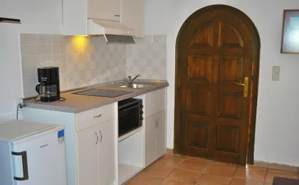Studio Apartments "Maria" with Pool in Agios Gordios Beach