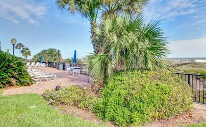 Ocean View Condo, Easy Acces to the Pool and Private Walkway to the Beach by RedAwning