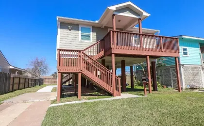 PERFECT location spacious yard coffee bar at this lovely beach home