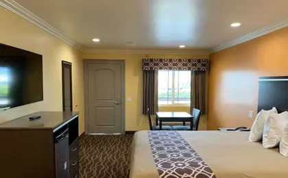 Industry Inn & Suites (Adults only)